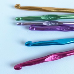 Една кука цветна алуминиева