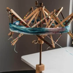 Устройство за развиване и навиване на чиле прежда KnitPro