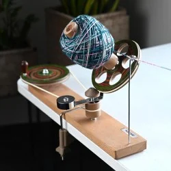 Устройство за навиване на прежда в кълбо KnitPro