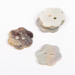 Drops button Mother of pearl 15mm flower white
